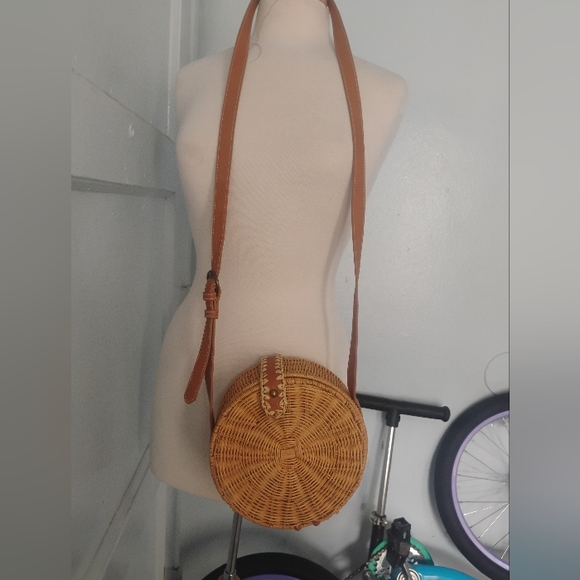 Elegant Tan Woven Crossbody Bag - Picture 1 of 5